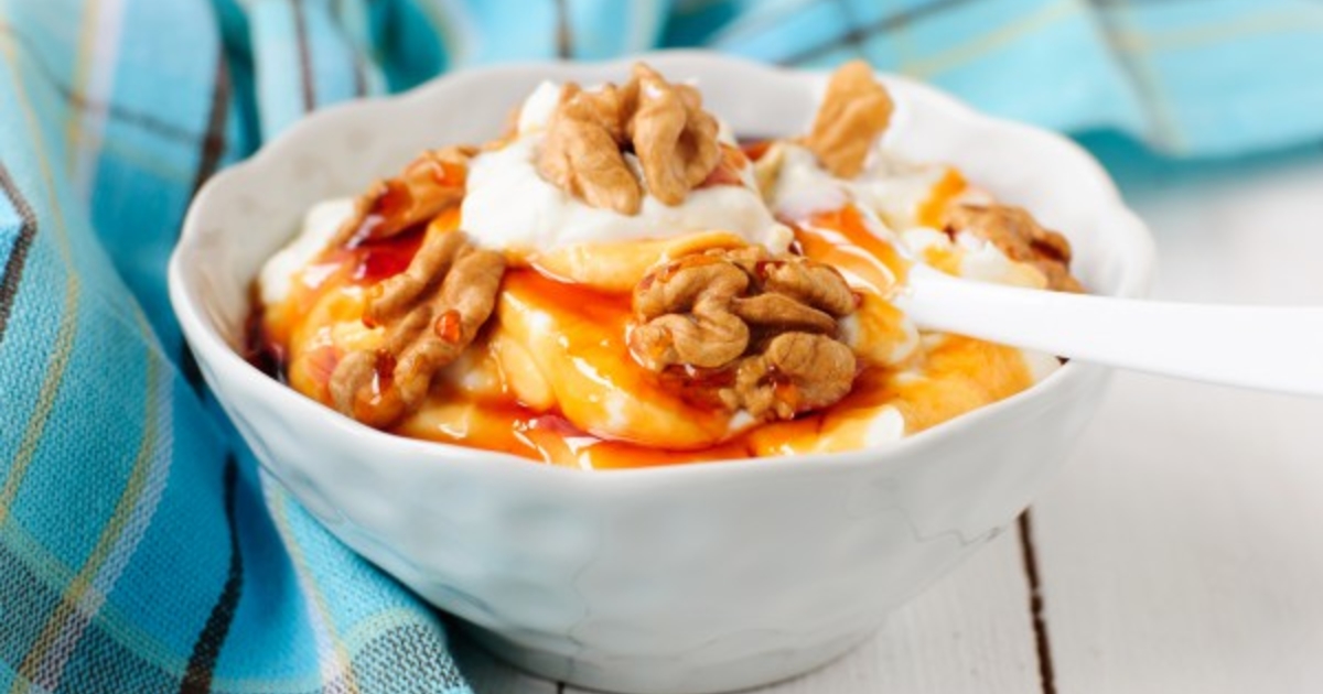 Топ завтраки: Йогурт с орехами и медом